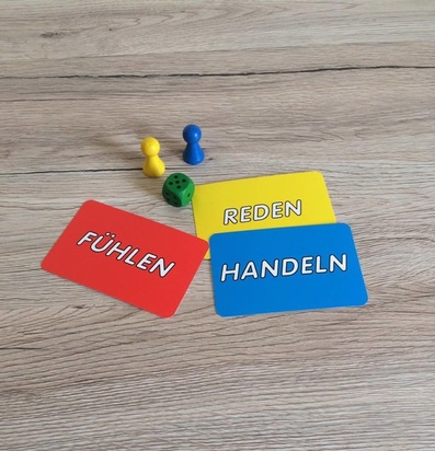 Bunter Tisch mit zwei Stühlen für die Kindertherapie